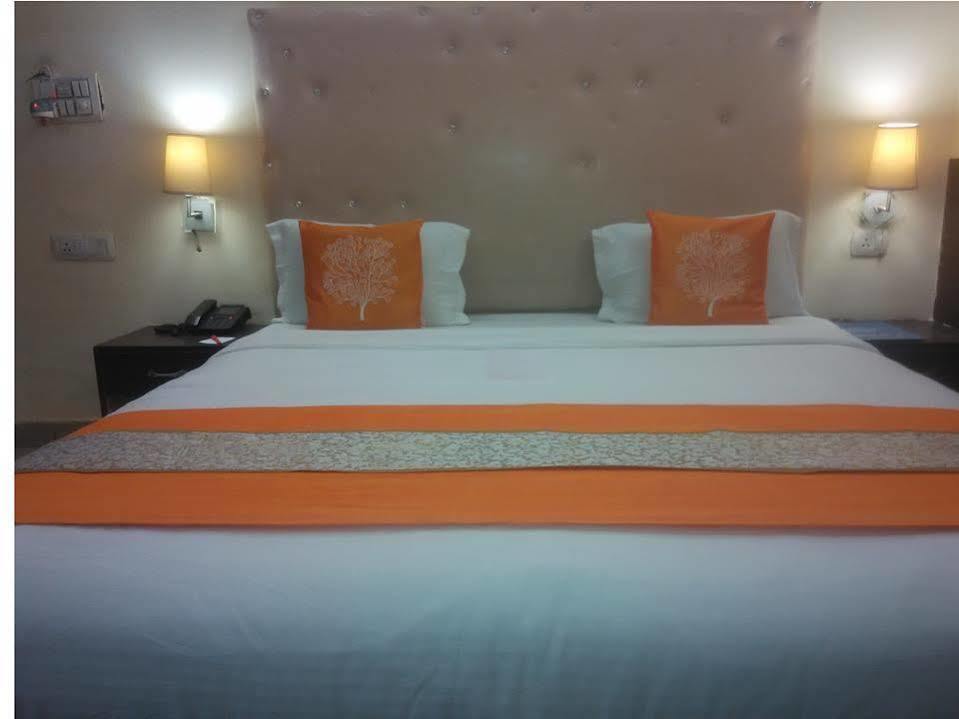 Lazeez Hotell New Delhi Exteriör bild
